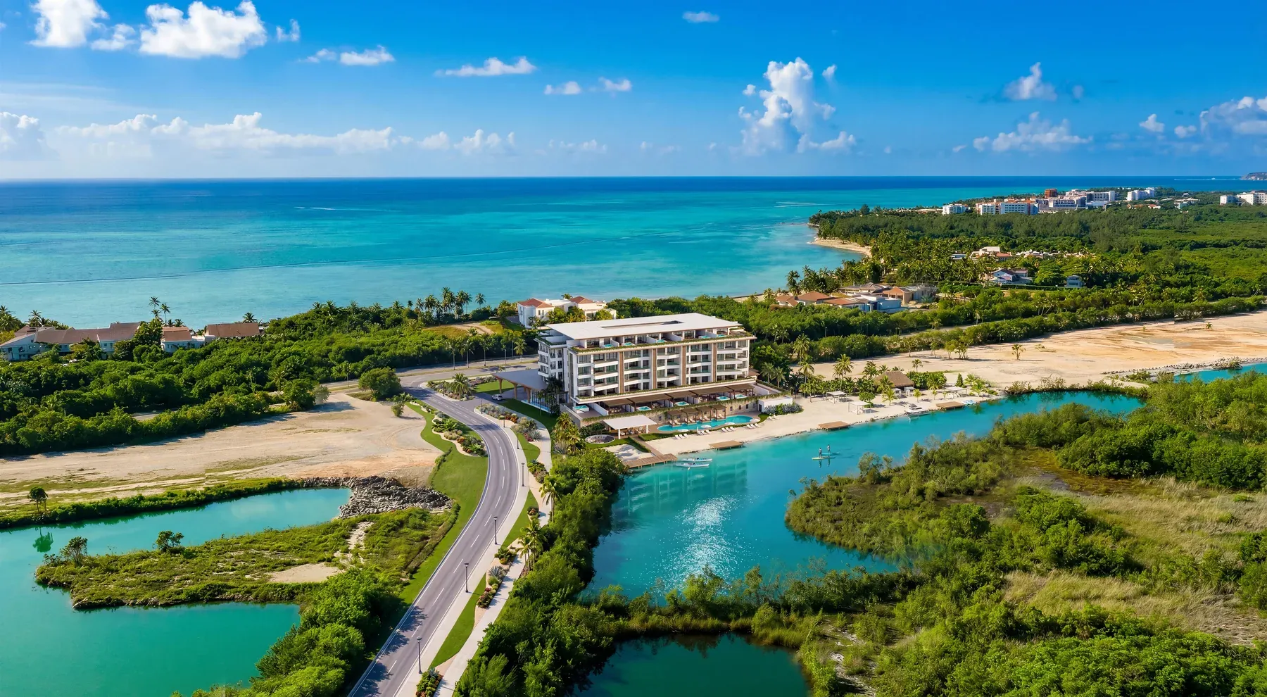 Vista aérea de ABYA entre el Lago Azul y el mar Caribe en Cap Cana